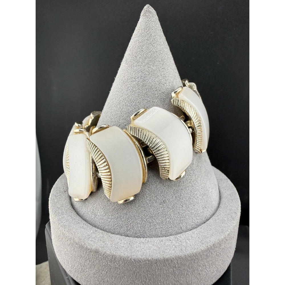 Vintage ART Bracelet Gold Tone Thermoset Chunky White 7"